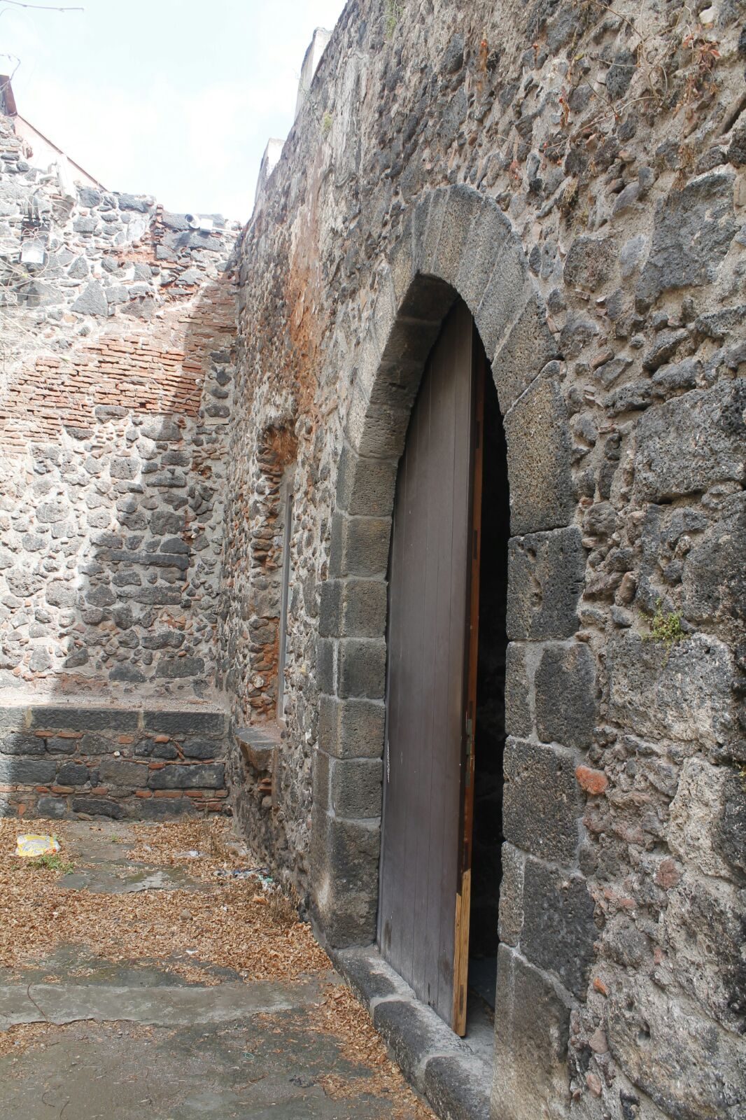 Terme della Rotonda, arco ogivale, Catania.jpg